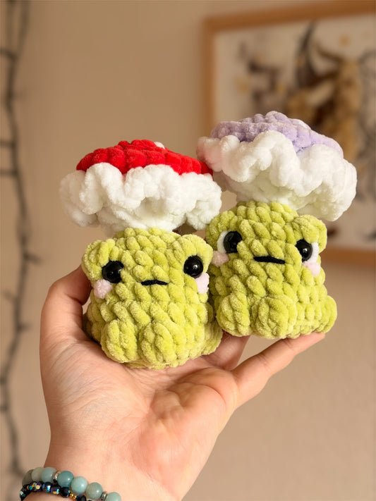 peluche grenouille champignon en crochet, modèle amigurumi kawaii trop mignon pour les amoureux des grenouilles et des peluches artisanales