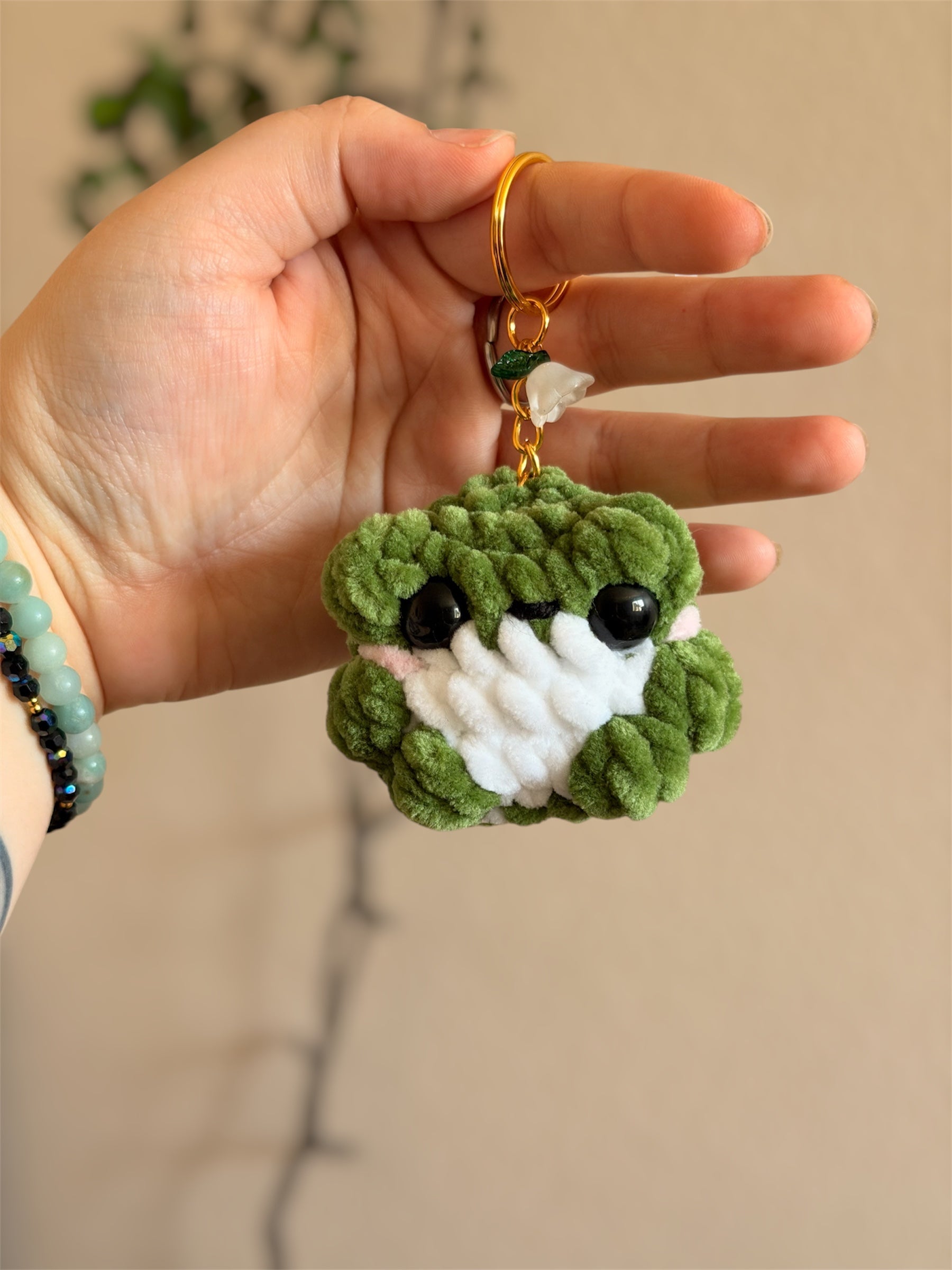 Porte-clés grenouille en crochet - Amigurumi grenouille au crochet 🐸🧶

Petit amigurumi 100% fait main, chaque grenouille en crochet est crochetée avec soin, dans un fil doux et certifié Oeko-Tex. Ce petit compagnon ajoutera une touche d’originalité à votre trousseau de clés, votre sac ou sac à dos.

Idéal comme cadeau fait main, il séduira aussi bien les amateurs de créations kawaii que les fans de grenouilles