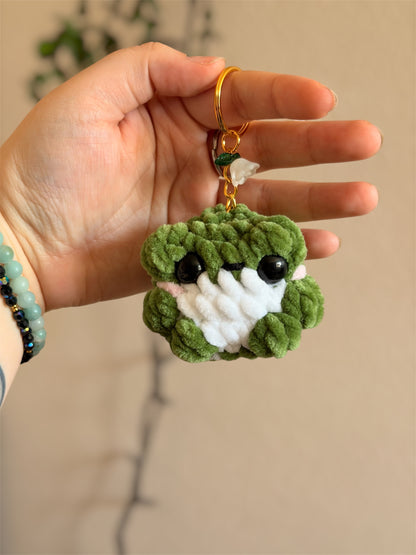 Porte-clés grenouille en crochet - Amigurumi grenouille au crochet 🐸🧶

Petit amigurumi 100% fait main, chaque grenouille en crochet est crochetée avec soin, dans un fil doux et certifié Oeko-Tex. Ce petit compagnon ajoutera une touche d’originalité à votre trousseau de clés, votre sac ou sac à dos.

Idéal comme cadeau fait main, il séduira aussi bien les amateurs de créations kawaii que les fans de grenouilles