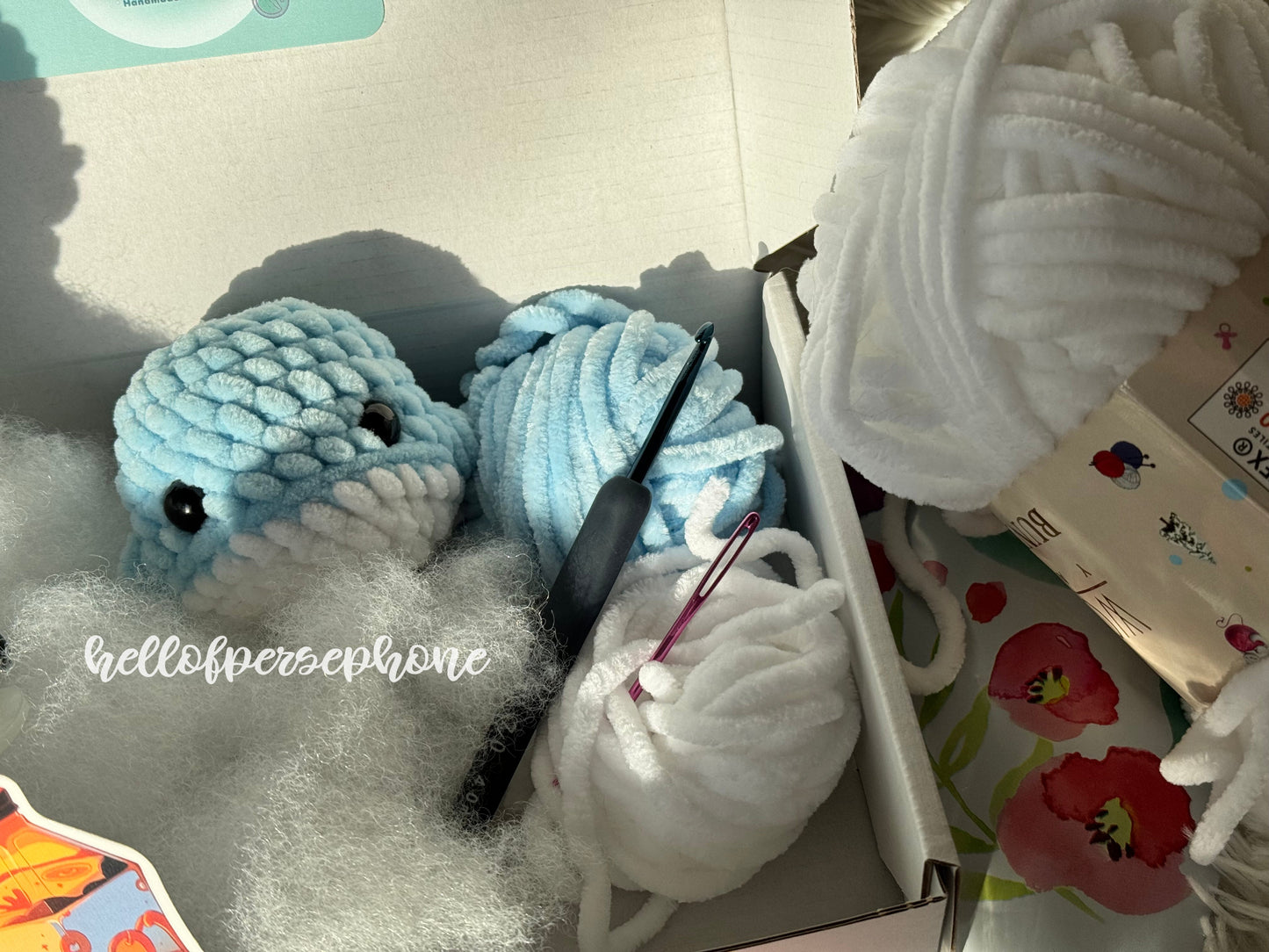 kit débutant au crochet pour réaliser amigurumi baleine au crochet, en laine chenille Woolans OEKO-TEX, tuto débutant au crochet, kit diy crochet, kit débutant crochet à réaliser toi-même chez toi