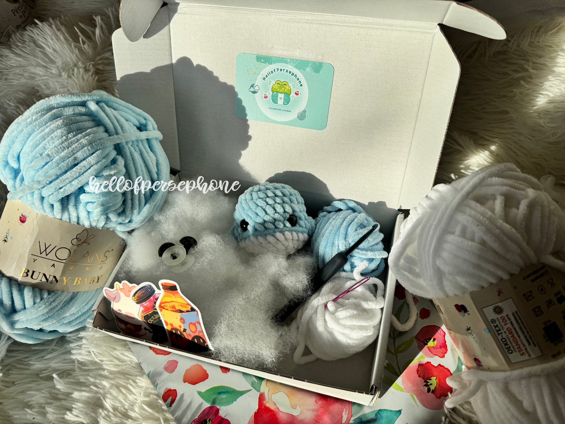 kit débutant au crochet pour réaliser amigurumi baleine au crochet, en laine chenille Woolans OEKO-TEX, tuto débutant au crochet, kit diy crochet