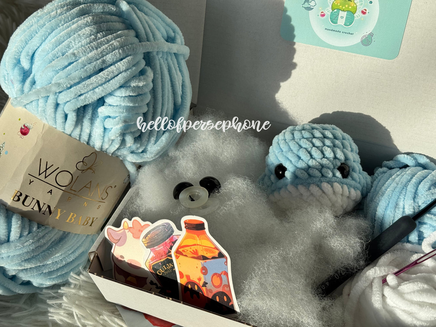 kit débutant au crochet pour réaliser amigurumi baleine au crochet, en laine chenille Woolans OEKO-TEX, tuto débutant au crochet, kit diy crochet, kit débutant crochet à réaliser toi-même chez toi