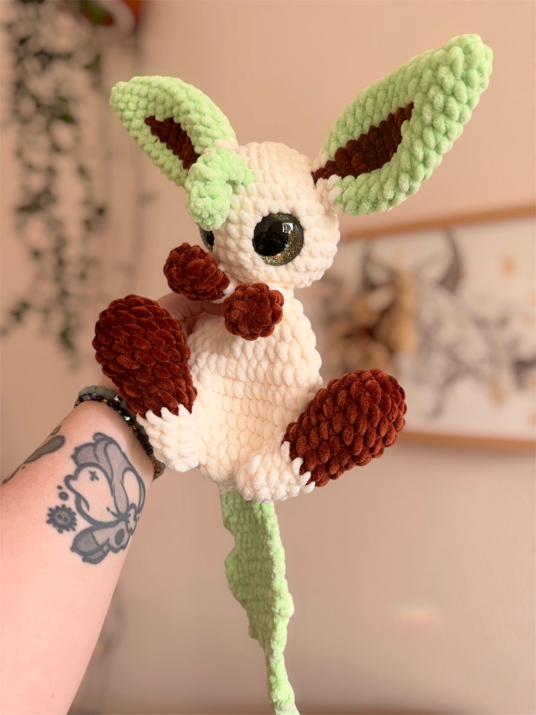 Peluche Phylalli (Leafeon) au Crochet - Amigurumi Pokémon fait main

Craquez pour cette peluche Phylalli au crochet, une création artisanale unique inspirée de l’univers Pokémon et crochetée à la main par mes soins. Avec ses 30-35cm, cette peluche amigurumi fait main impressionnera par sa taille et surtout sa douceur. Peluche en crochet fait main par Hell of Persephone