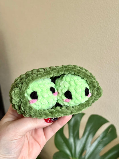 peluche crochet, légumes au crochet, petits pois au crochet dans leur cosse, amigurumi legumes crochet, green peas crochet pattern, cadeau pour fans de légumes ou pour maraîcher&nbsp;