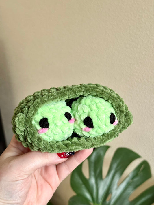 peluche crochet, légumes au crochet, petits pois au crochet dans leur cosse, amigurumi legumes crochet, green peas crochet pattern, cadeau pour fans de légumes ou pour maraîcher&nbsp;