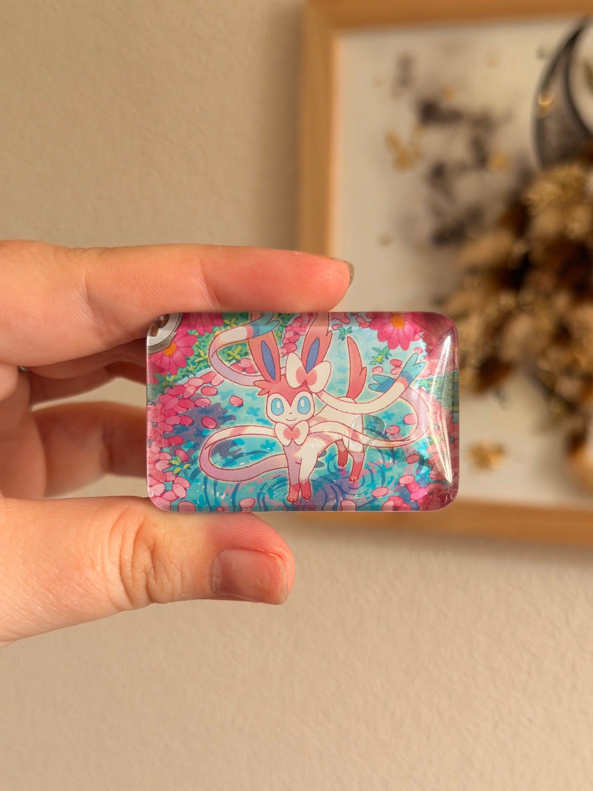 aimant pour frigo nymphali pokemon, magnet nymphali fait main avec de vraies cartes pokémon