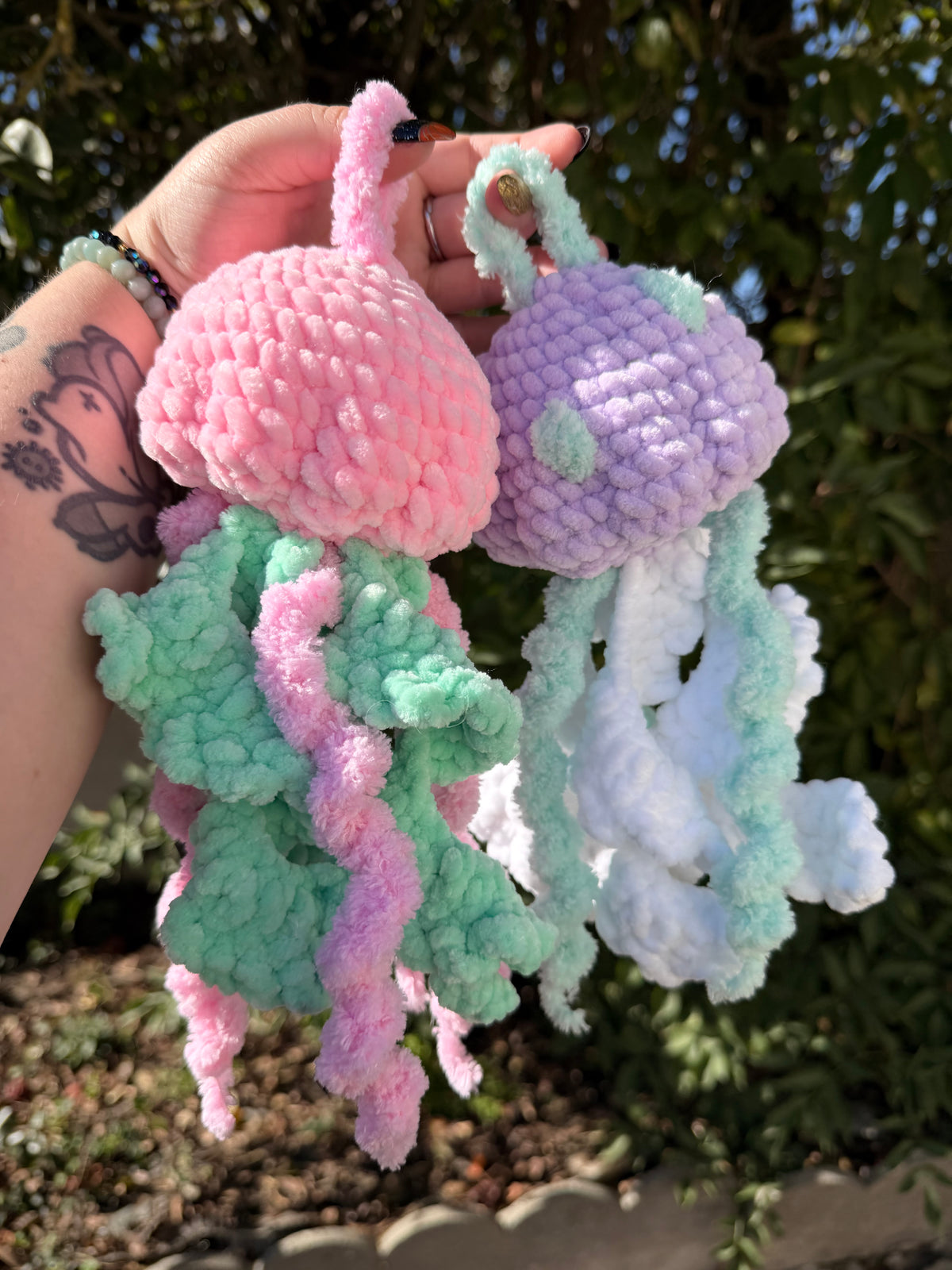 Méduse au crochet à suspendre rose et pastel faite main