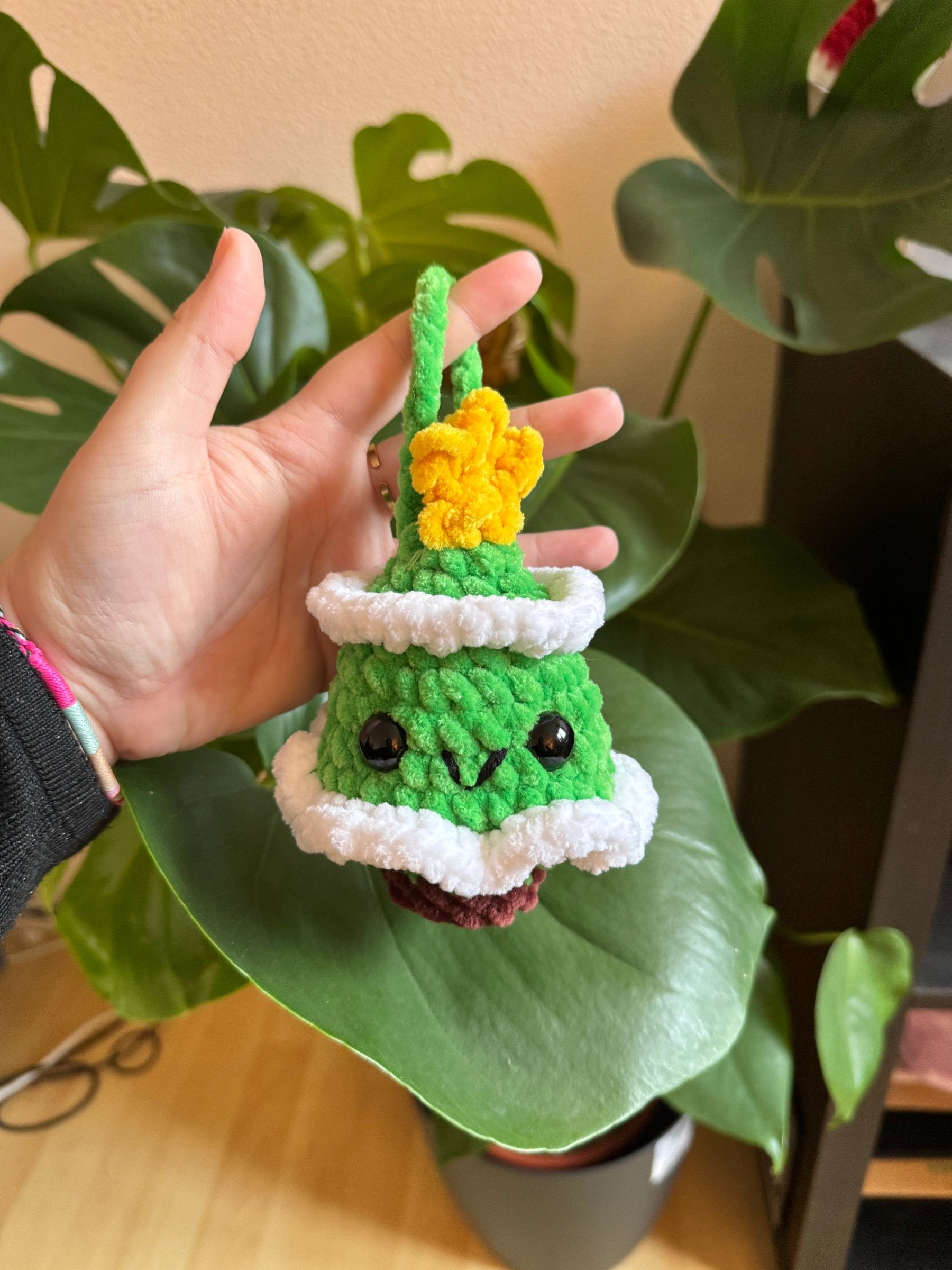 mini sapin vert au crochet decoration pour sapin de noel à suspendre 100% fait main fabriqué en France crocheté à la main avec laine chenille