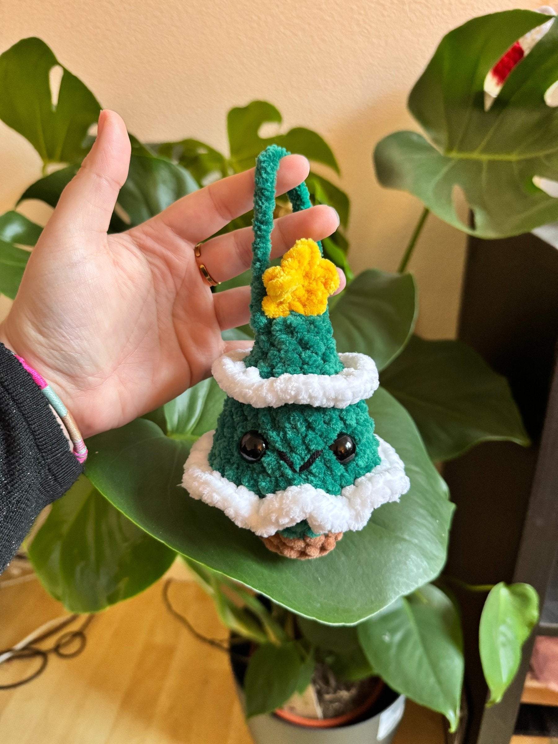 mini sapin vert fonce au crochet decoration pour sapin de noel à suspendre 100% fait main fabriqué en France crocheté à la main avec laine chenille