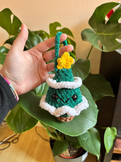 mini sapin vert fonce au crochet decoration pour sapin de noel à suspendre 100% fait main fabriqué en France crocheté à la main avec laine chenille