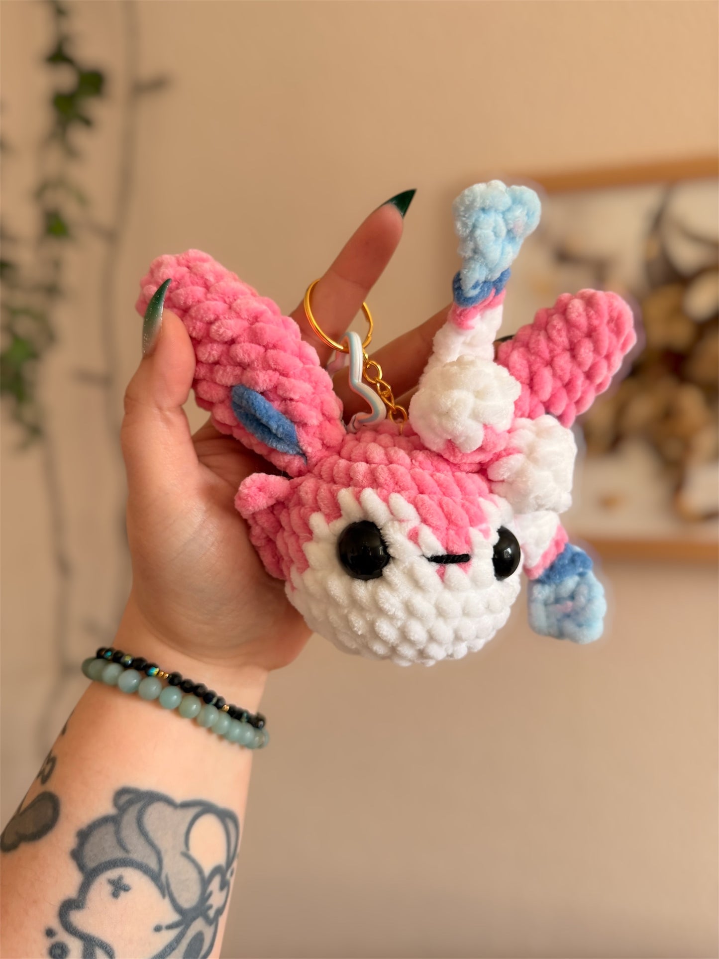 Porte-Clés/Bijou de sac Nymphali au Crochet – Amigurumi Pokémon fait main

Craquez pour ce beau porte-clés/bijou de sac Nymphali (Sylveon) au crochet, une création artisanale unique inspirée de l’univers Pokémon et crochetée à la main par mes soins.

Un Pokémon de collection en version crochet

Crochetée avec de laine chenille et de rembourrage ouate certifiés Oeko-Tex, notre porte-clés Nymphali en crochet combine douceur inégalable et originalité. 