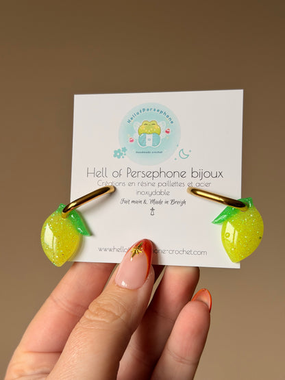 Boucles d'oreilles créoles interchangeables Citrons en Résine Paillettes Rouges et Acier Inoxydable Fait Main pour Femme

🍋 Ajoutez l'élégance délicate et pleine de pep's avec ces magnifiques boucles d'oreilles créoles interchangeables avec leurs pampilles en forme de citrons, spécialement conçues pour sublimer vos oreilles et votre style unique. L'ambiance idéale avec l'été et les citronnades qui arrivent !
