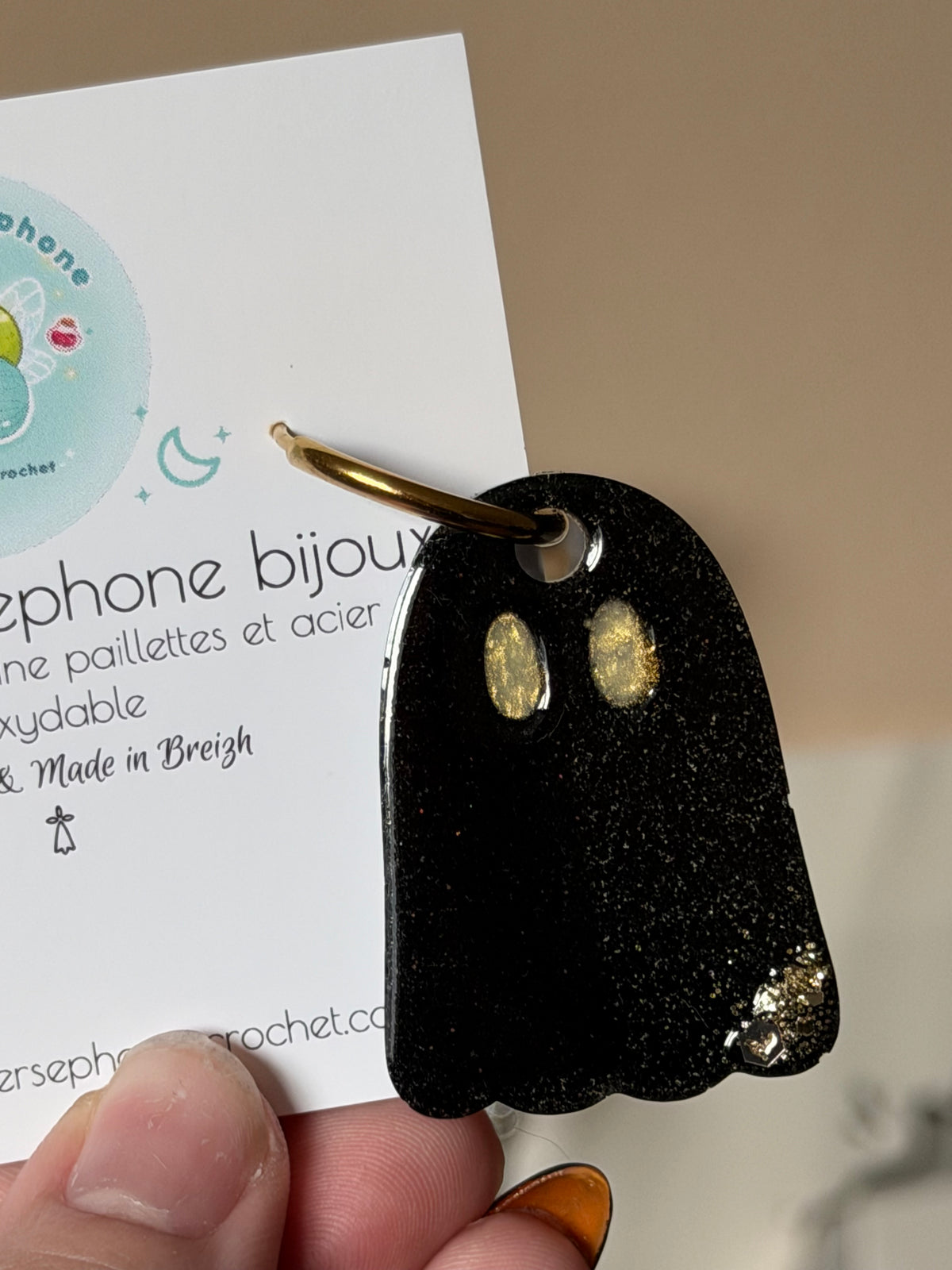 Boucles d'oreilles fantômes thème Halloween, faites à la main en résine UV avec des anneaux de créoles en acier inoxydable