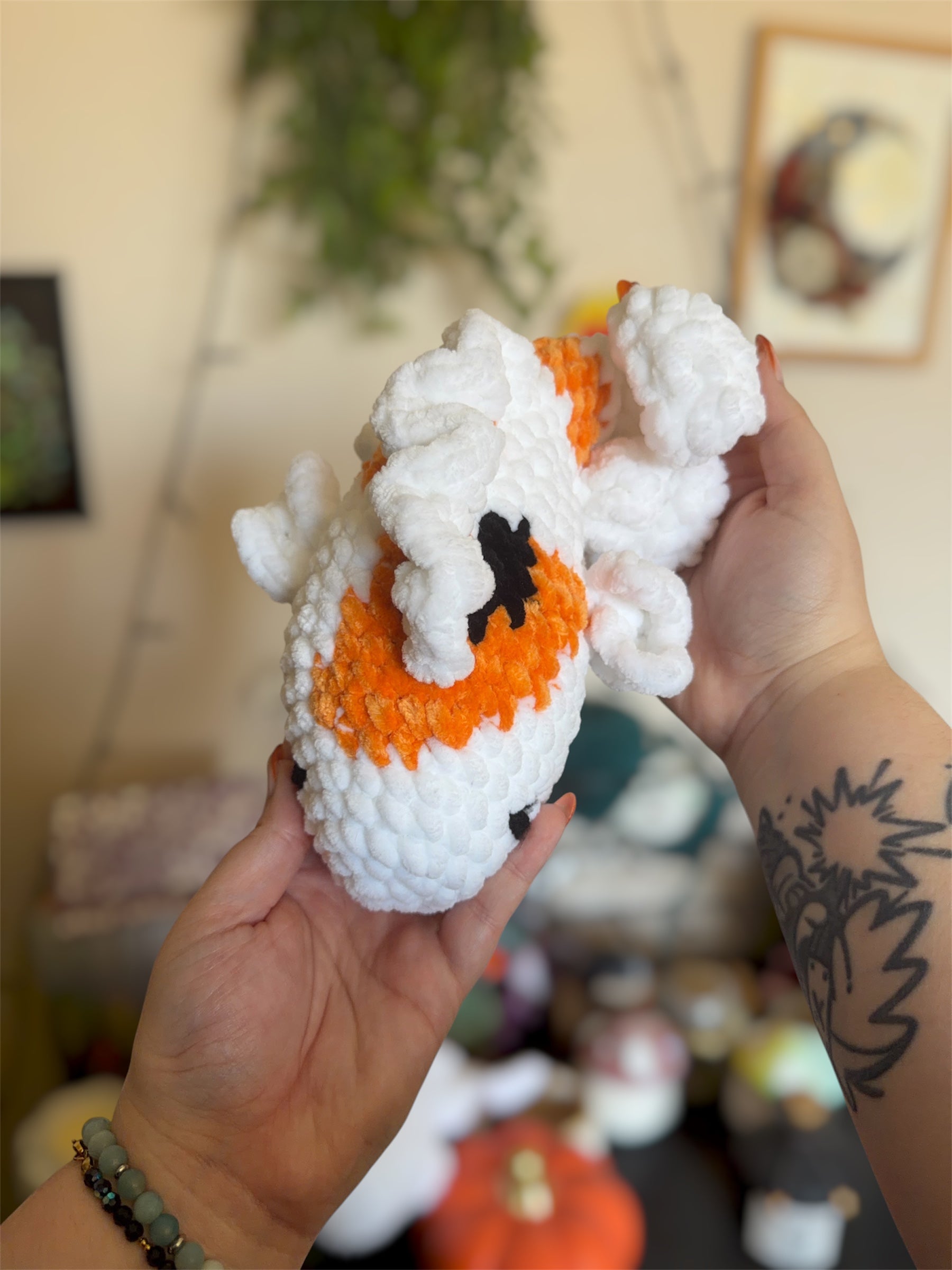 Peluche carpe koi en crochet, amigurumi poisson carpe koi en crochet fait main

Adopte ta peluche carpe-koi en crochet ! Amigurumi 100% fait main, chaque pièce est crochetée avec soin, dans un fil chenille doux et certifié Oeko-Tex. Ce compagnon des rivières japonaises ajoutera une touche d’originalité et de douceur à votre collection de peluches. 🧸

Idéal comme cadeau fait main, il séduira aussi bien les amateurs de créations kawaii que les fans du Japon.