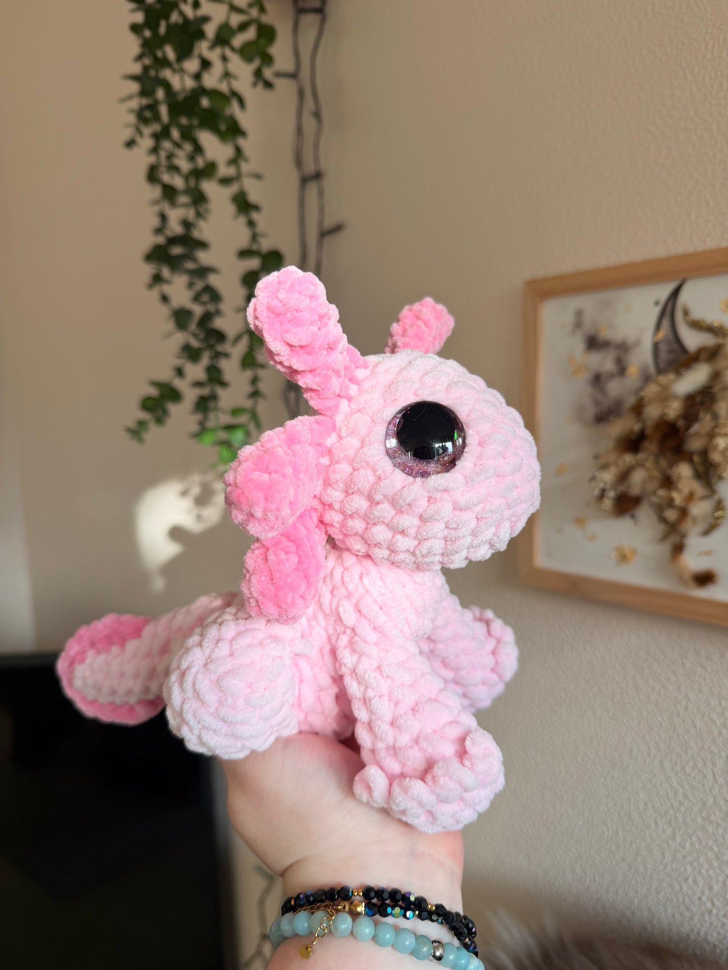 Crochetée avec de laine chenille et de rembourrage ouate certifiés Oeko cette peluche amigurumi axolotl combine douceur inégalable et sécurité. Chaque exemplaire est crocheté en France avec soin dans mon petit atelier en Bretagne, faisant de votre compagnon un objet de collection aussi unique qu'adorable !