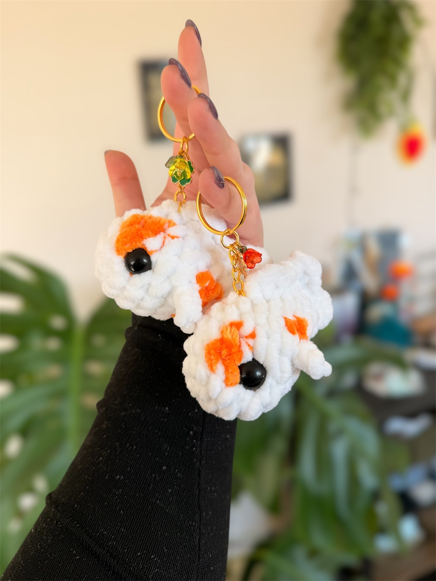 Ne perdez plus vos clés avec ce porte-clés carpe koï au crochet, symbole de la force et de la chance à emporter partout avec toi ! 🍀

Petit amigurumi 100% fait main, chaque pièce est crochetée avec soin, dans un fil chenille doux et certifié Oeko-Tex. Ce petit compagnon des rivières japonaises ajoutera une touche d’originalité à votre trousseau de clés, votre sac ou sac à dos.

Idéal comme cadeau fait main, il séduira aussi bien les amateurs de créations kawaii que les fans du Japon. Sa petite taille le re