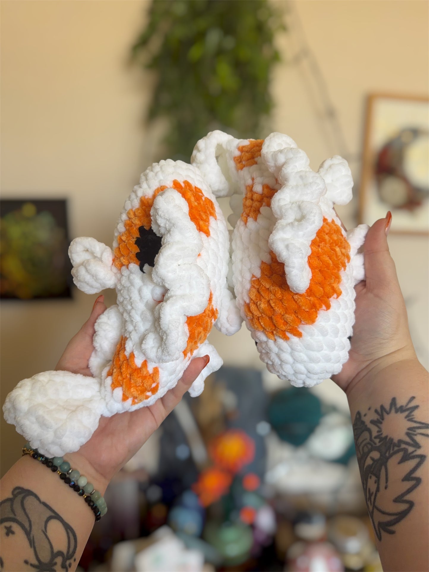 Peluche carpe koi en crochet, amigurumi poisson carpe koi en crochet fait main

Adopte ta peluche carpe-koi en crochet ! Amigurumi 100% fait main, chaque pièce est crochetée avec soin, dans un fil chenille doux et certifié Oeko-Tex. Ce compagnon des rivières japonaises ajoutera une touche d’originalité et de douceur à votre collection de peluches. 🧸

Idéal comme cadeau fait main, il séduira aussi bien les amateurs de créations kawaii que les fans du Japon.