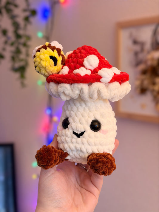 peluche champignon en crochet et son amie l'abeille fait-main, peluche façon jellycat