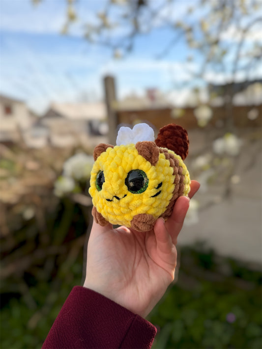 peluche chat abeille en crochet jaune et marron, réalisée à la main au crochet en France par une petite créatrice, Hell of Persephone