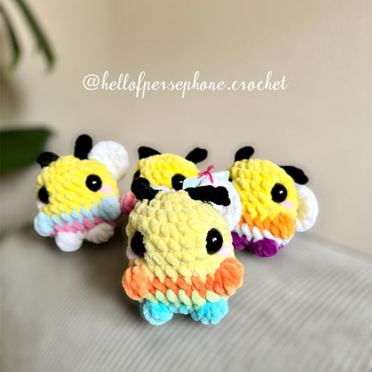 peluche crochet, peluche abeille, peluche abeille au crochet, peluche abeille amigurumi kawaii, chonky bee crochet plushie, lgbtqia friendly, lgbtqia drapeaux, mois des fiertés, transgender friendly, peluche lgbt