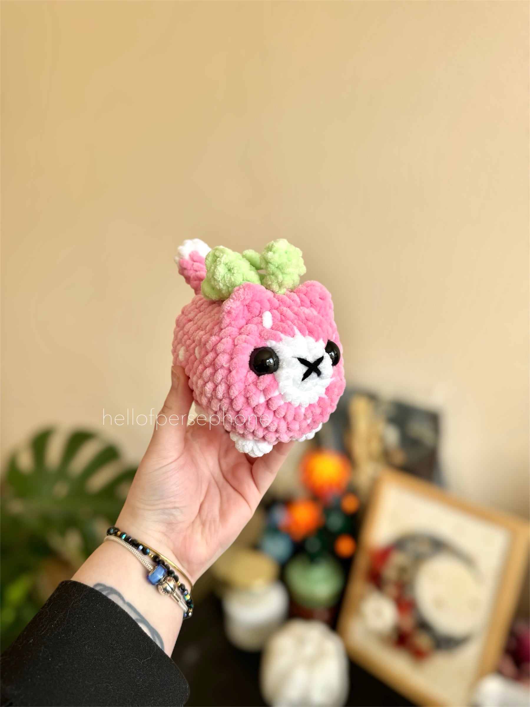 peluche chat au crochet, peluche chat à la fraise amigurumi crochet