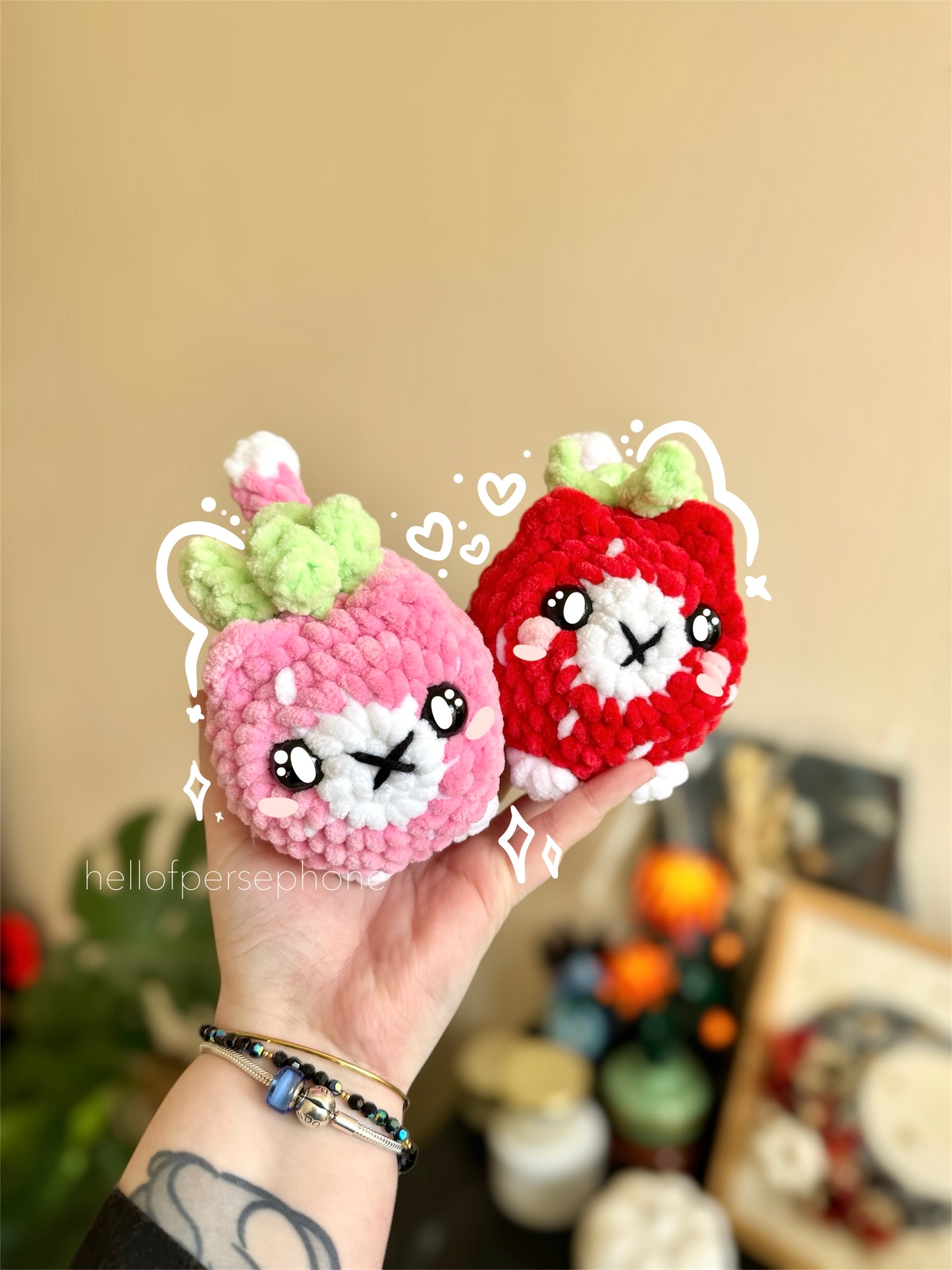 peluche chat au crochet, peluche chat à la fraise amigurumi crochet