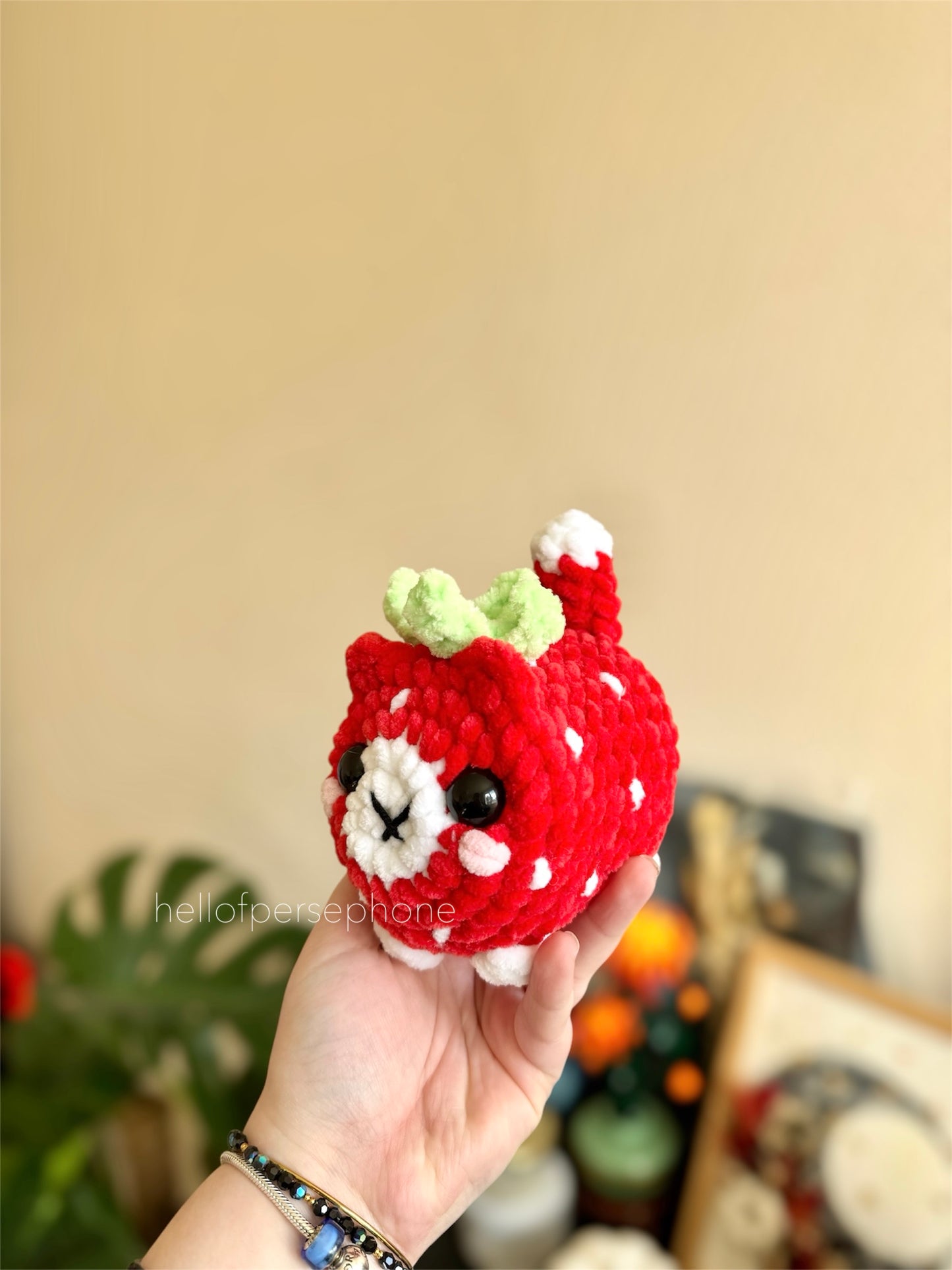 peluche chat au crochet, peluche chat à la fraise amigurumi crochet