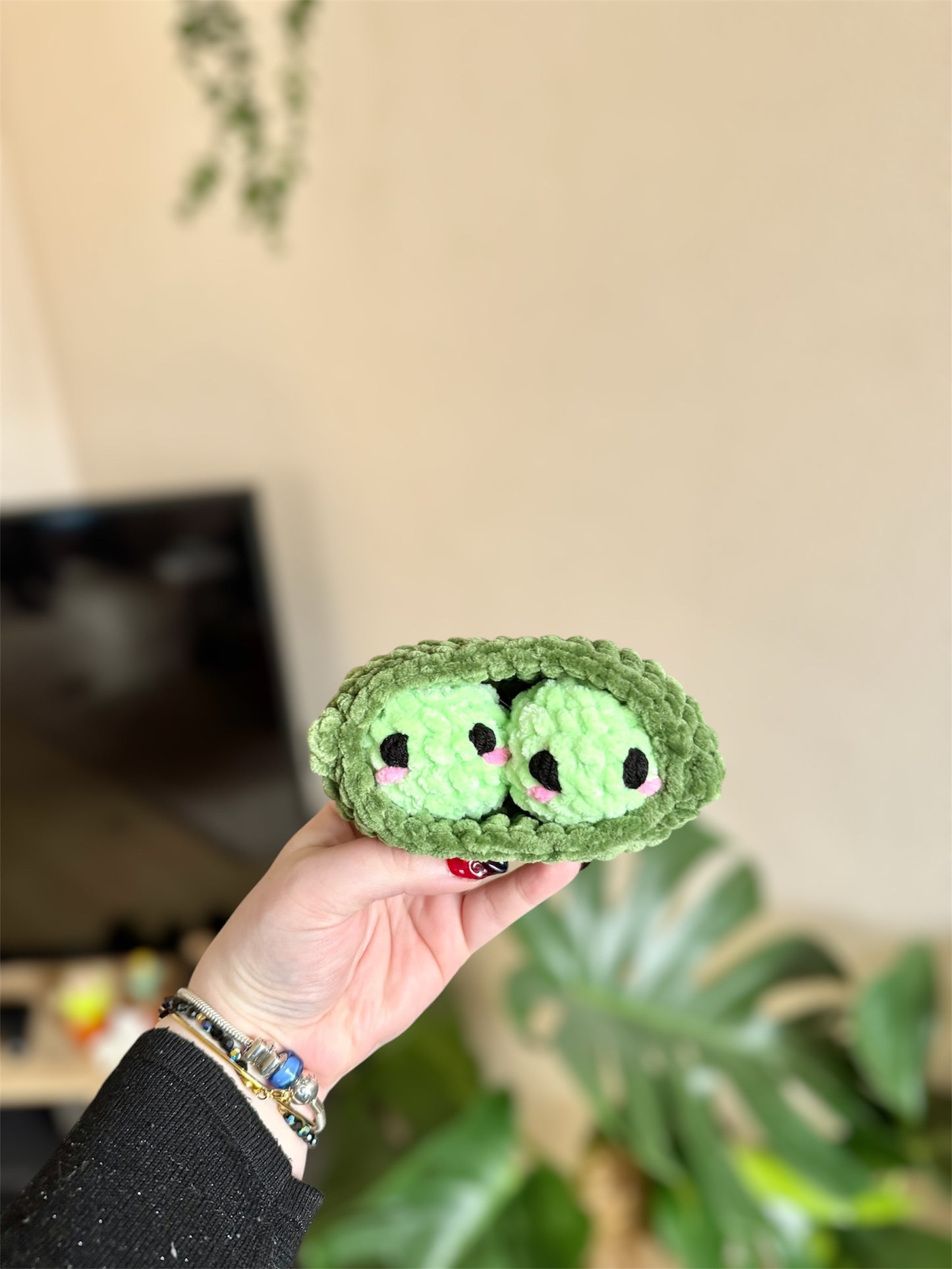 peluche crochet, légumes au crochet, petits pois au crochet dans leur cosse, amigurumi legumes crochet, green peas crochet pattern, cadeau pour fans de légumes ou pour maraîcher&nbsp;