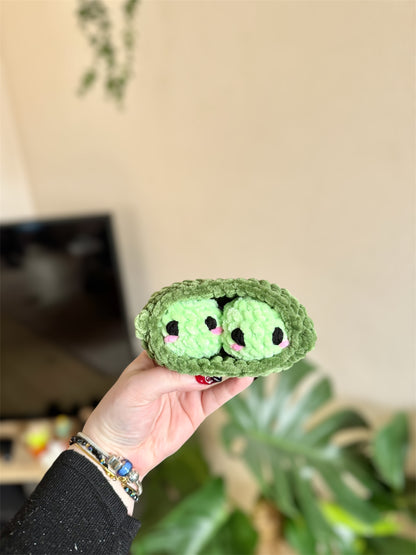 peluche crochet, légumes au crochet, petits pois au crochet dans leur cosse, amigurumi legumes crochet, green peas crochet pattern, cadeau pour fans de légumes ou pour maraîcher&nbsp;