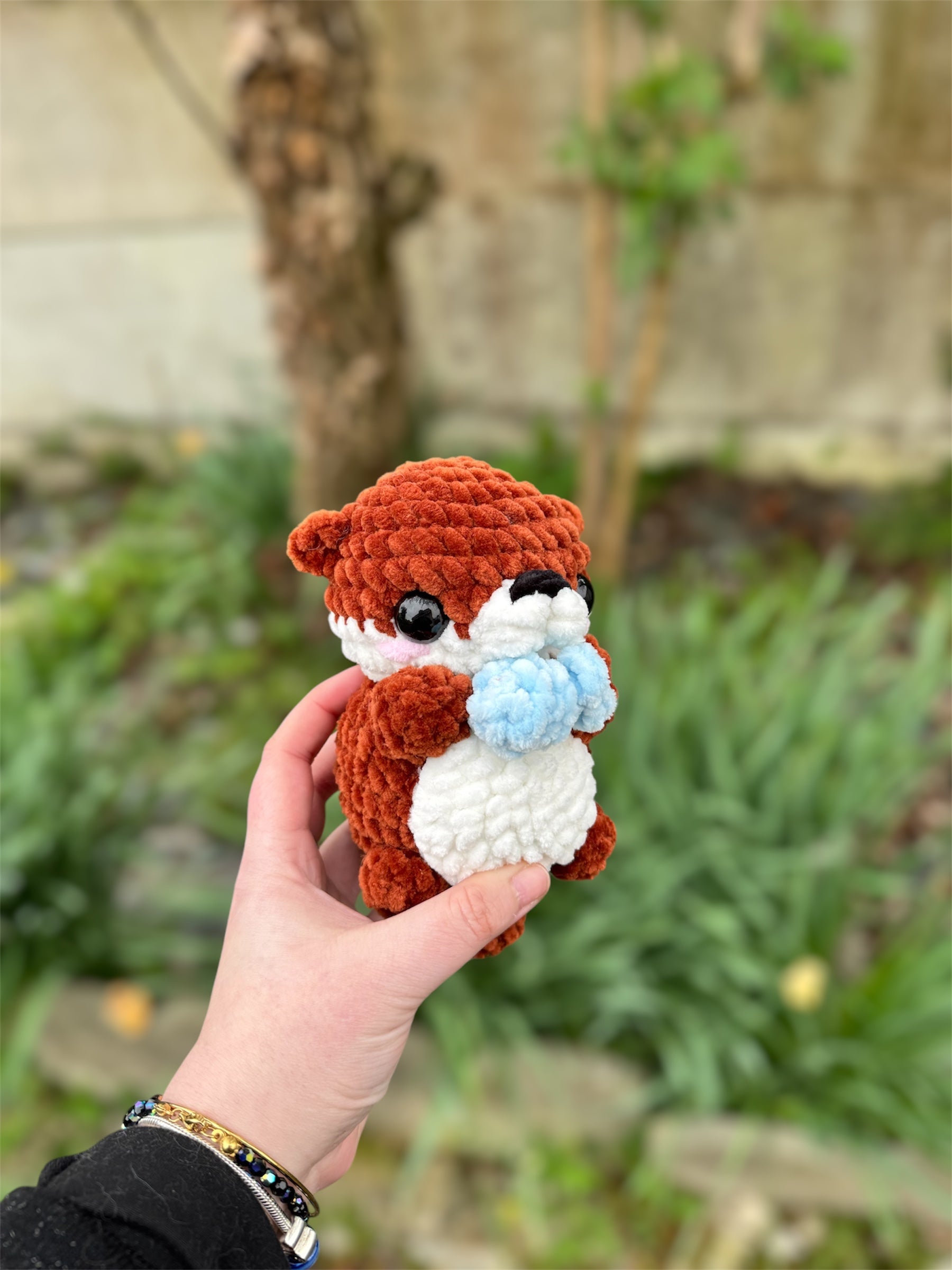 peluche au crochet, peluche loutre au crochet, amigurumi loutre chonky otter plushie