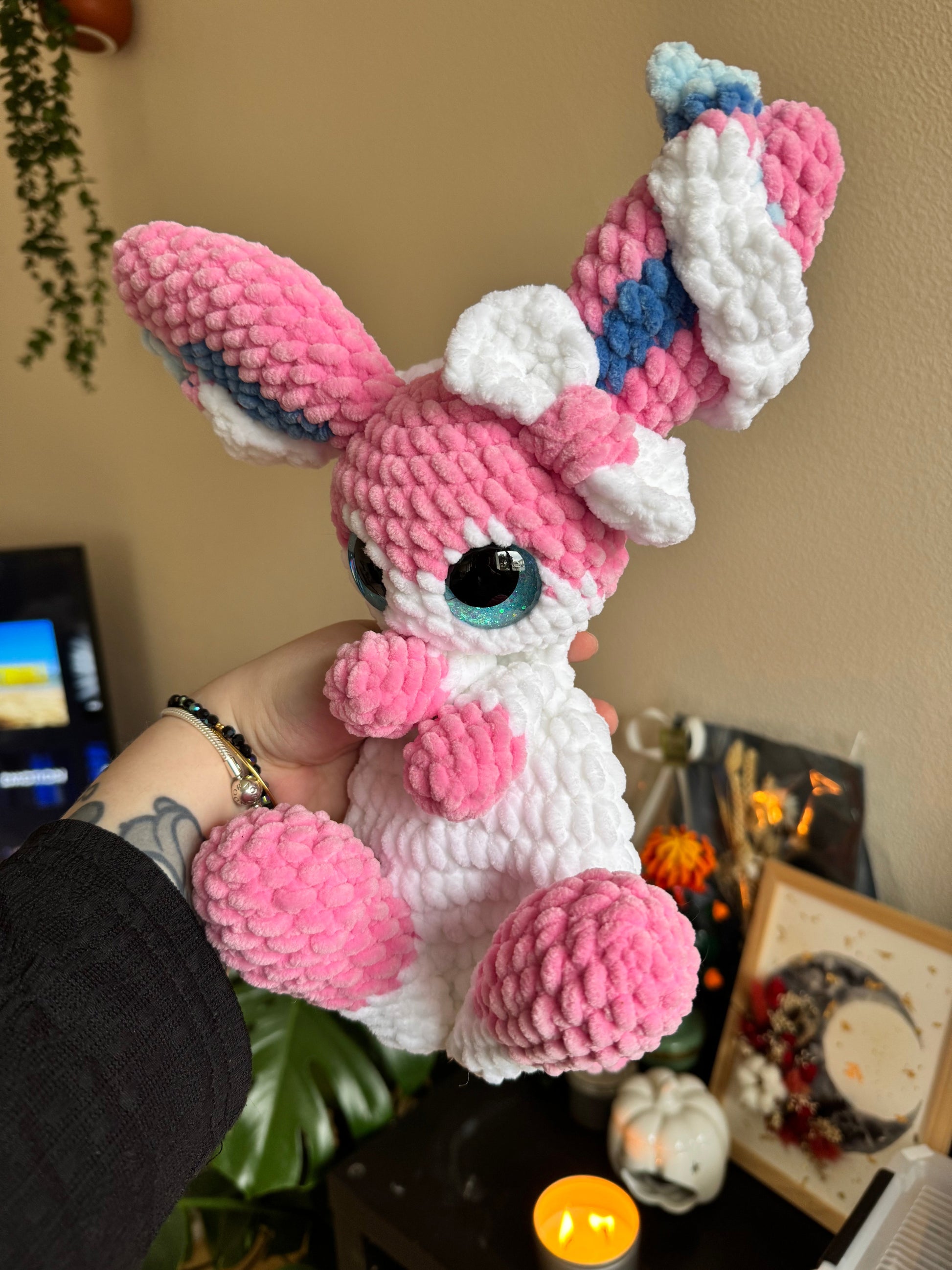 peluche nymphali pokemon sylveon amigurumi au crochet fait main en France laine chenille