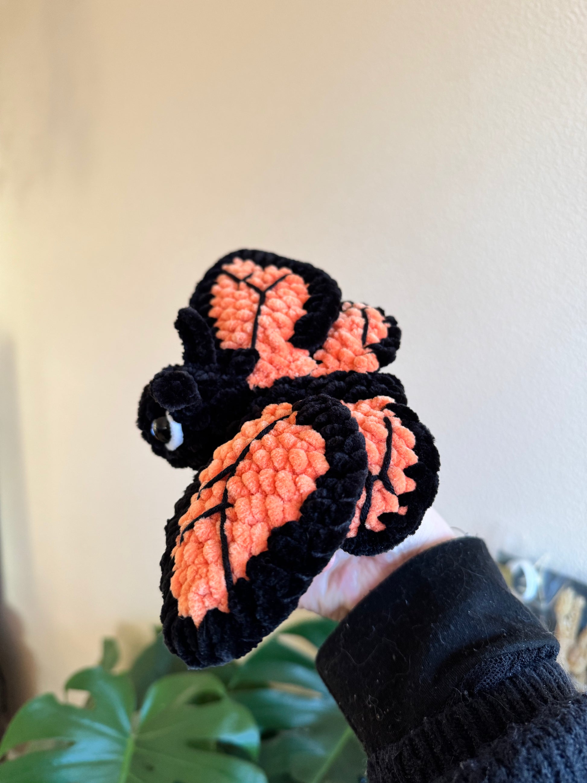 peluche crochet papillon monarque amigurumi de poche peluche fait main en France