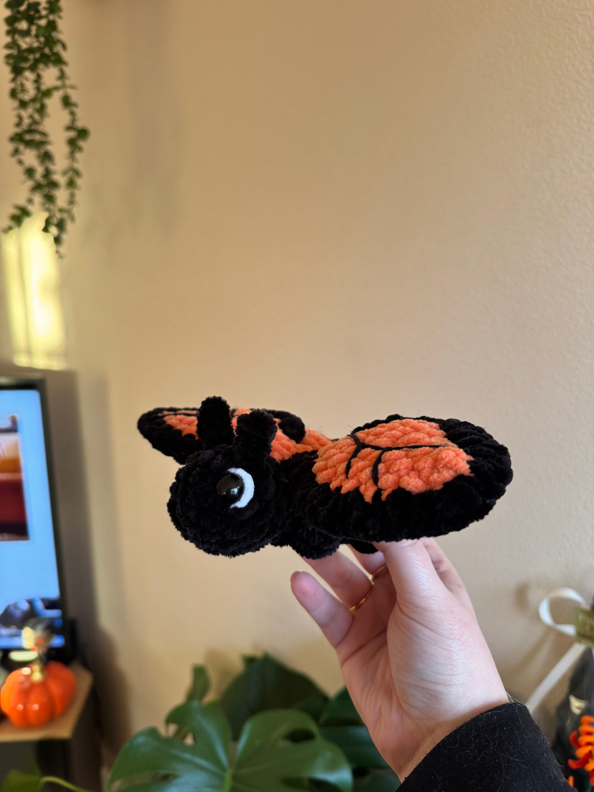 peluche crochet papillon monarque amigurumi de poche peluche fait main en France