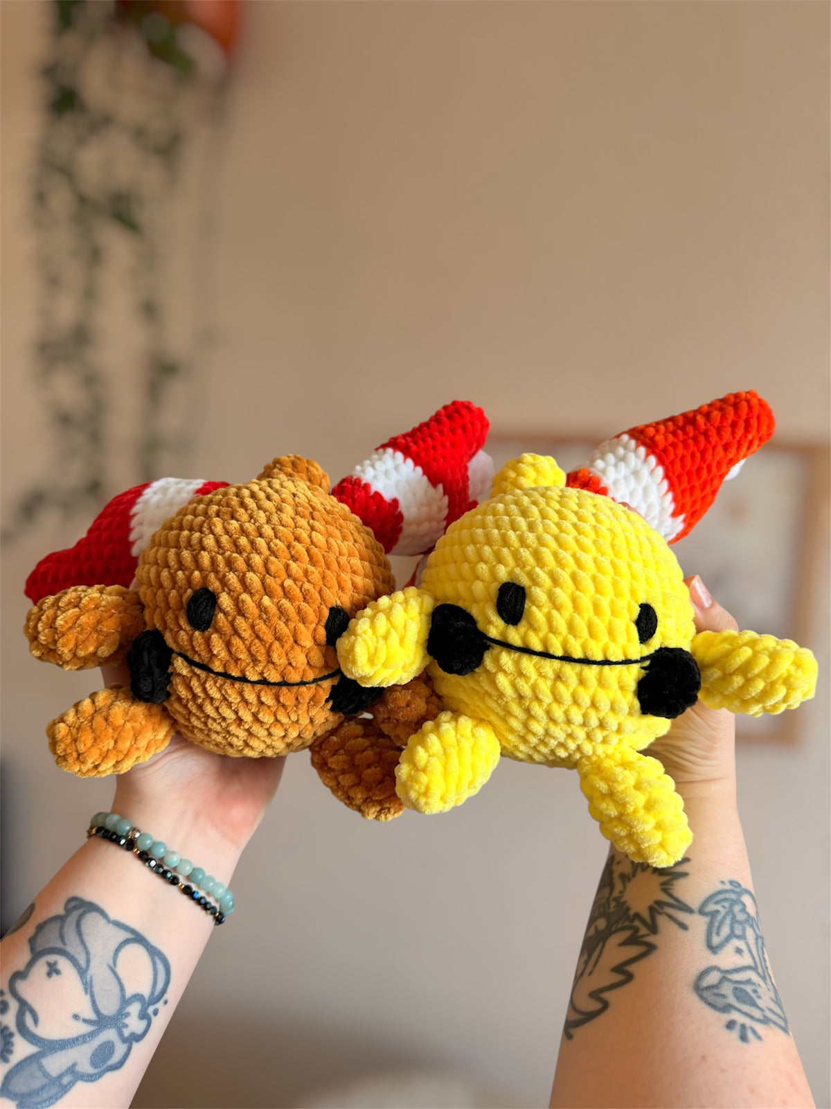 Peluche Korillon (Chingling) au Crochet – Amigurumi Pokémon fait main

Craquez pour cette peluche Korillon en crochet, une création artisanale unique inspirée de l’univers Pokémon et crochetée à la main par mes soins. Douce et idéale pour la serrer toute contre soi pour une séance de câlins, cette marmotte électrique ravira les fans de Pokémon