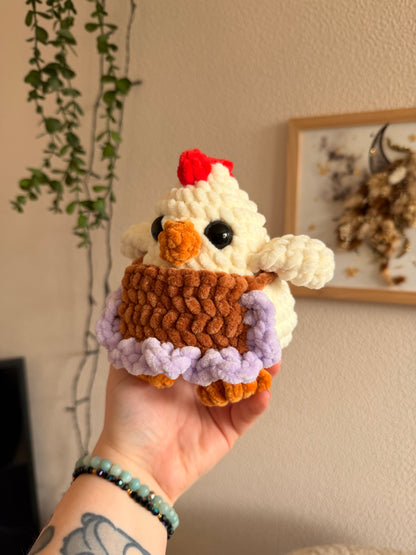 Peluche Mère Cocotte - Peluche poule en crochet 🐓

Craquez pour cette belle peluche poule au crochet, une création artisanale unique inspirée des animaux de la ferme et surtout les poules avec leur petit tablier.

Une poule et son tablier, Mère Cocotte en version crochet

Crochetée avec de laine chenille et de rembourrage ouate certifiés Oeko-Tex, notre peluche poule en crochet combine douceur inégalable et originalité. Chaque exemplaire est crocheté en France
