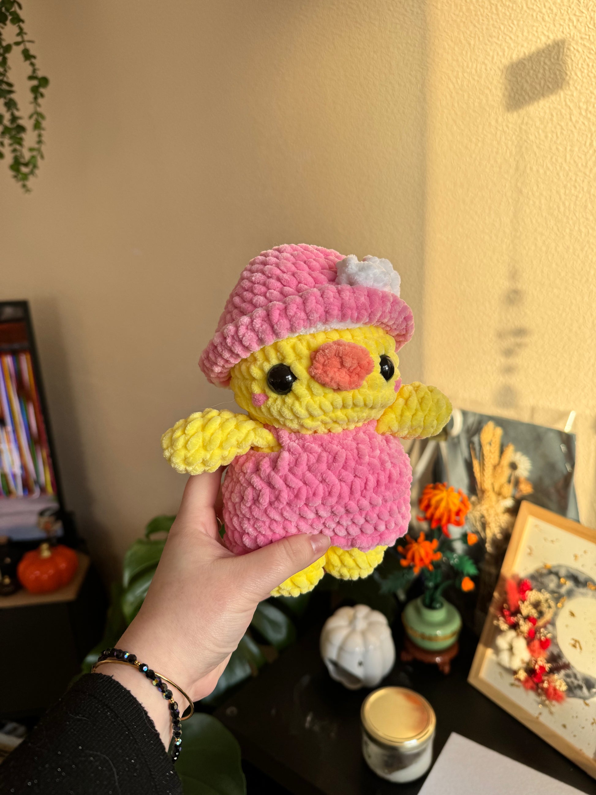 Peluche poussinette à jupe et chapeau noeud papillon au crochet, amigurumi poussin jupe fait main au crochet, peluche made in France