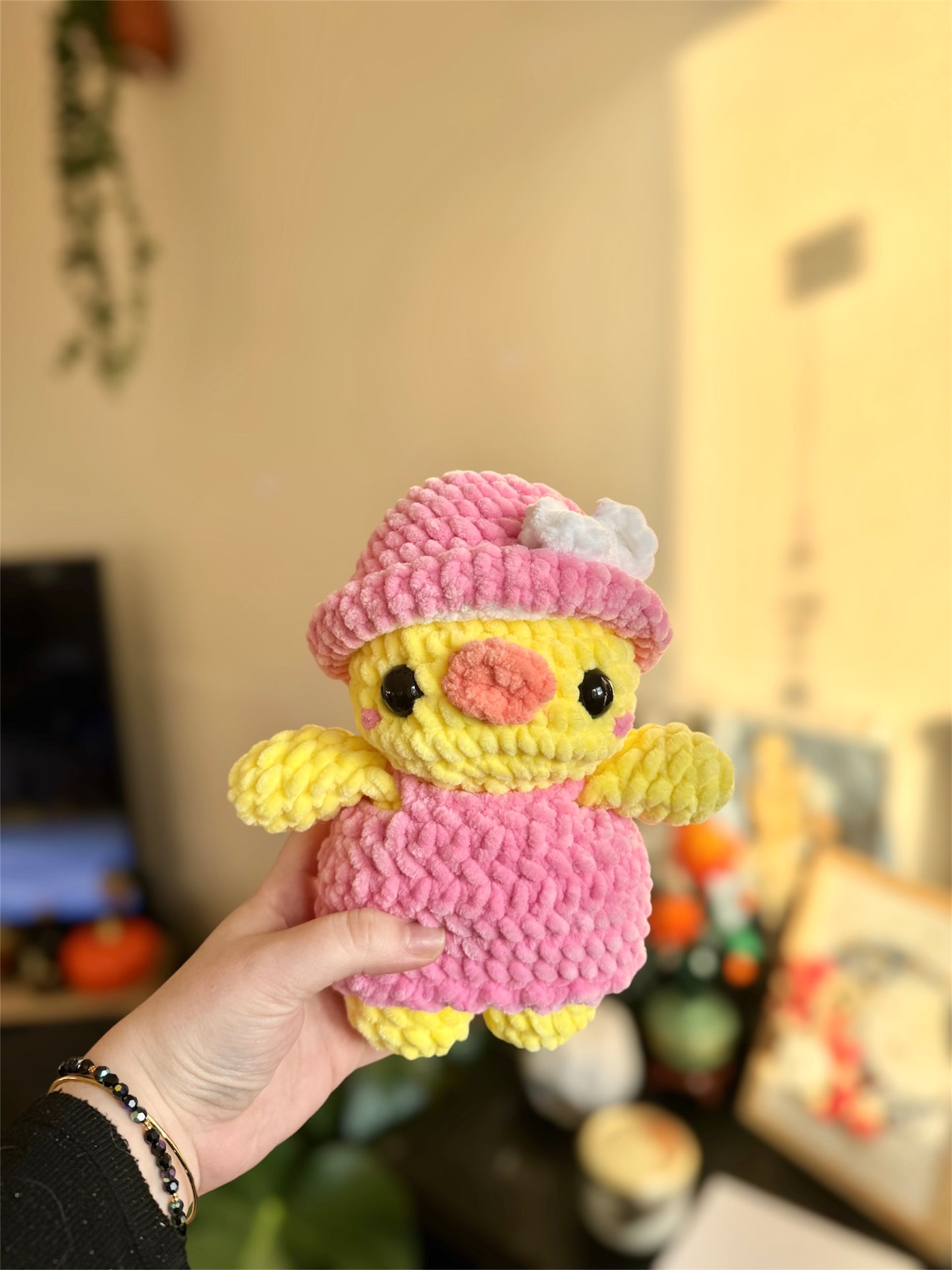 Peluche poussinette à jupe et chapeau noeud papillon au crochet, amigurumi poussin jupe fait main au crochet, peluche made in France