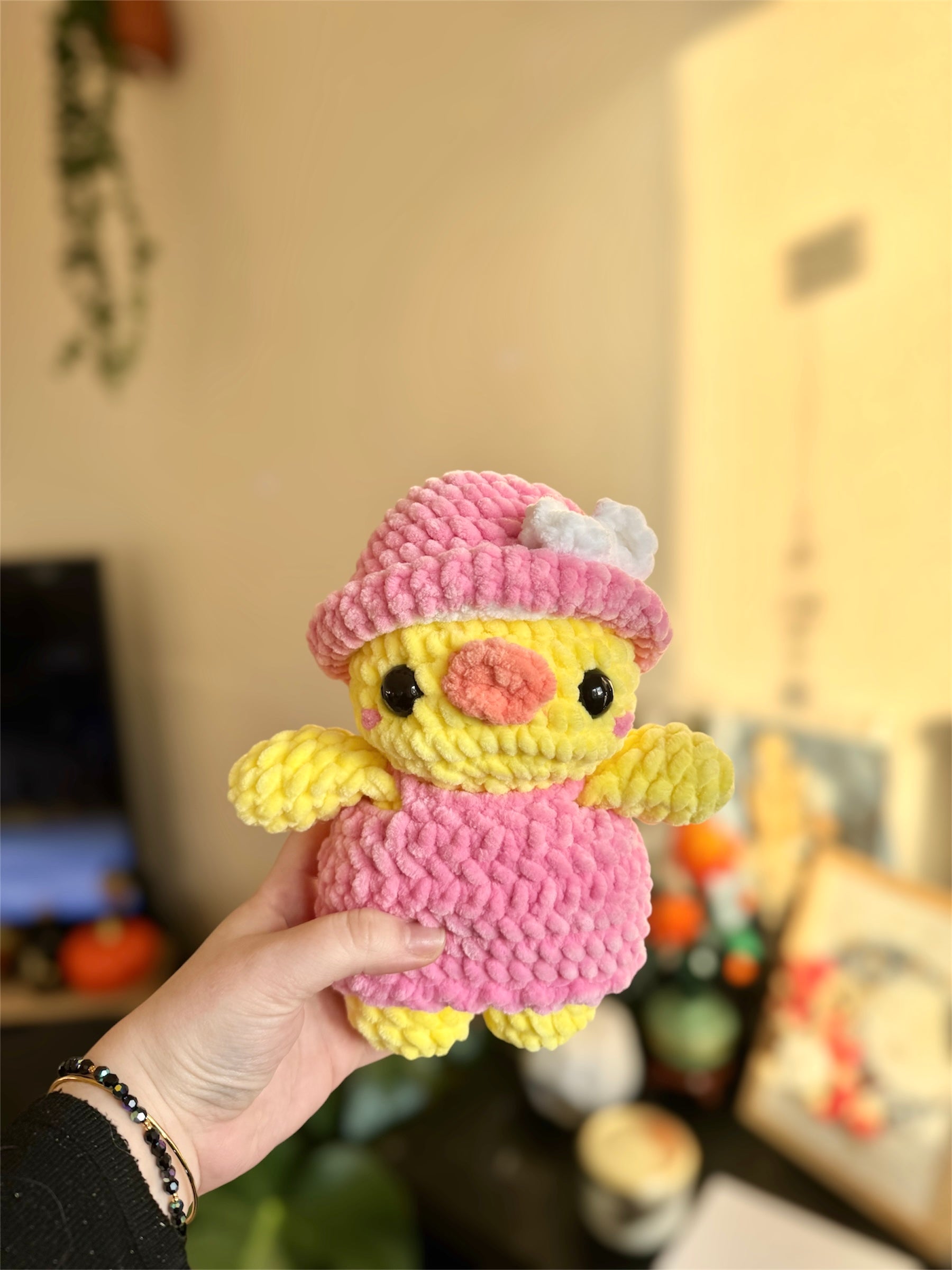 Peluche poussinette à jupe et chapeau noeud papillon au crochet, amigurumi poussin jupe fait main au crochet, peluche made in France