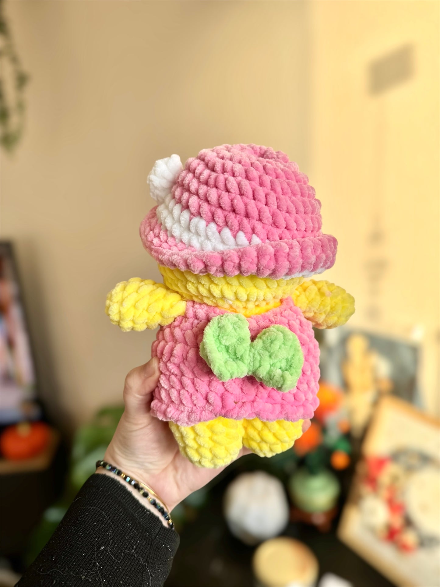 Peluche poussinette à jupe et chapeau noeud papillon au crochet, amigurumi poussin jupe fait main au crochet, peluche made in France