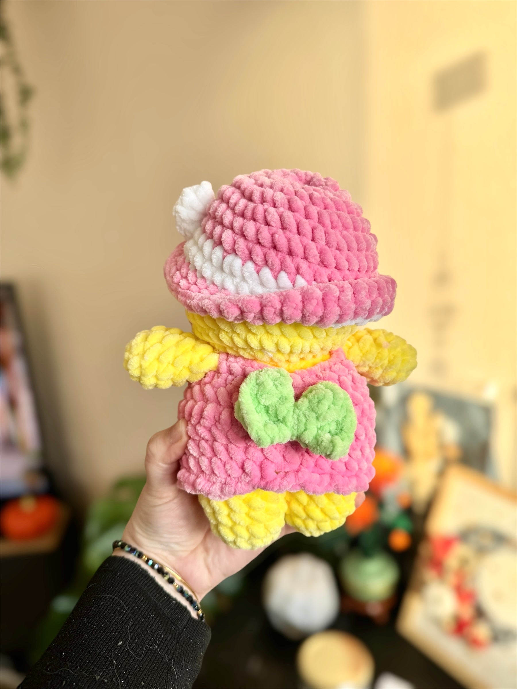 Peluche poussinette à jupe et chapeau noeud papillon au crochet, amigurumi poussin jupe fait main au crochet, peluche made in France
