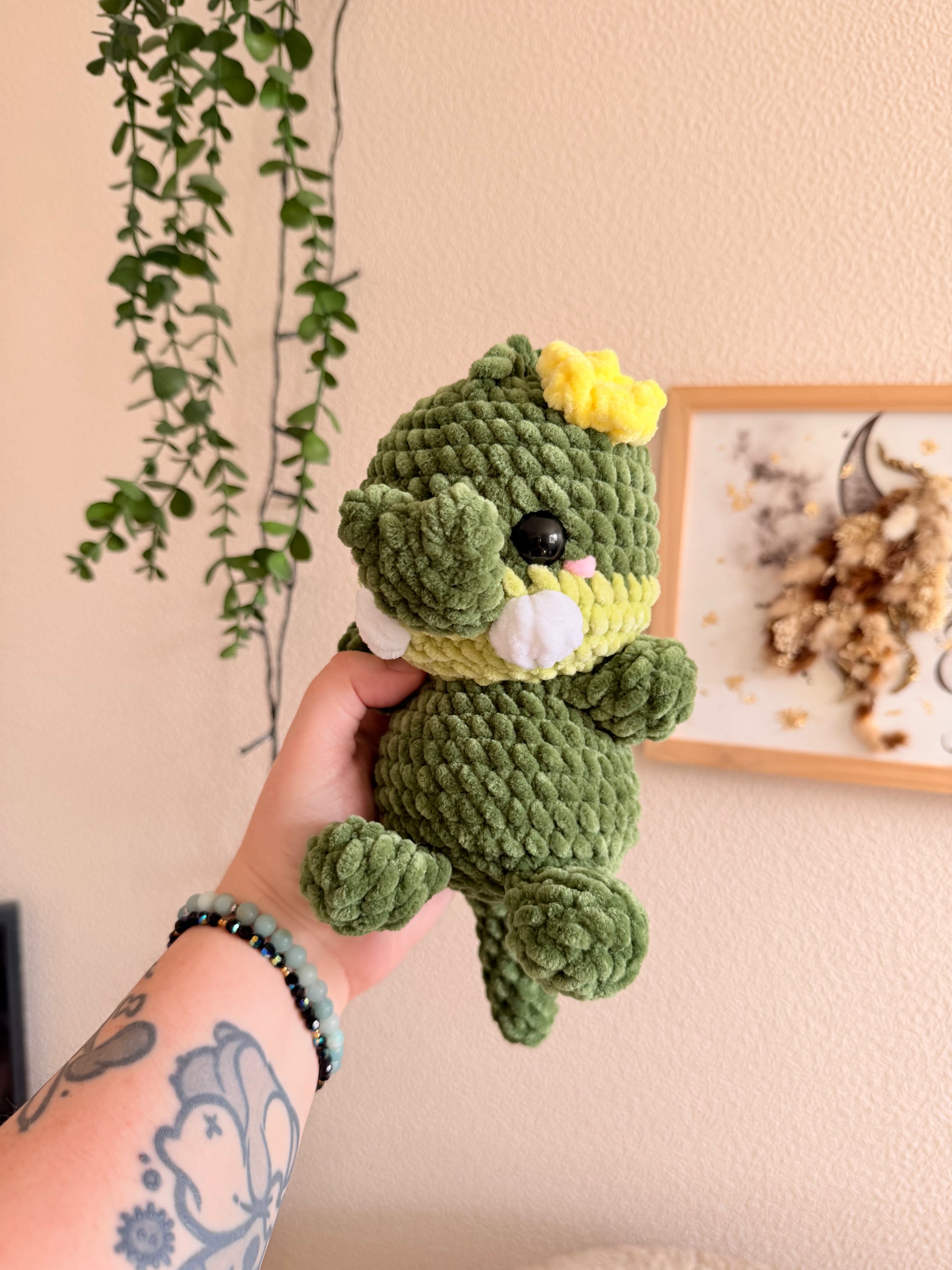 peluche crocodile faite main en crochet par une petite créatrice, couleurs vert et forme mignonne, amigurumi crocodile en crochet