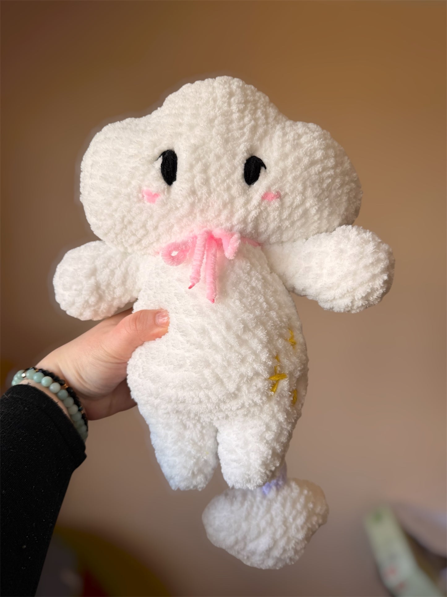 Ajoutez une touche de douceur et de coton à votre quotidien avec cette peluche nuage en crochet, réalisé entièrement à la main dans des tons inspirés des nuages et de leur aspect cotonneux. ☁️

Crocheté avec un fil chenille certifié Oeko-Tex et rembourré de ouate hypoallergénique, cet amigurumi nuage en crochet convient aux enfants de -3 ans avec ses yeux brodés.