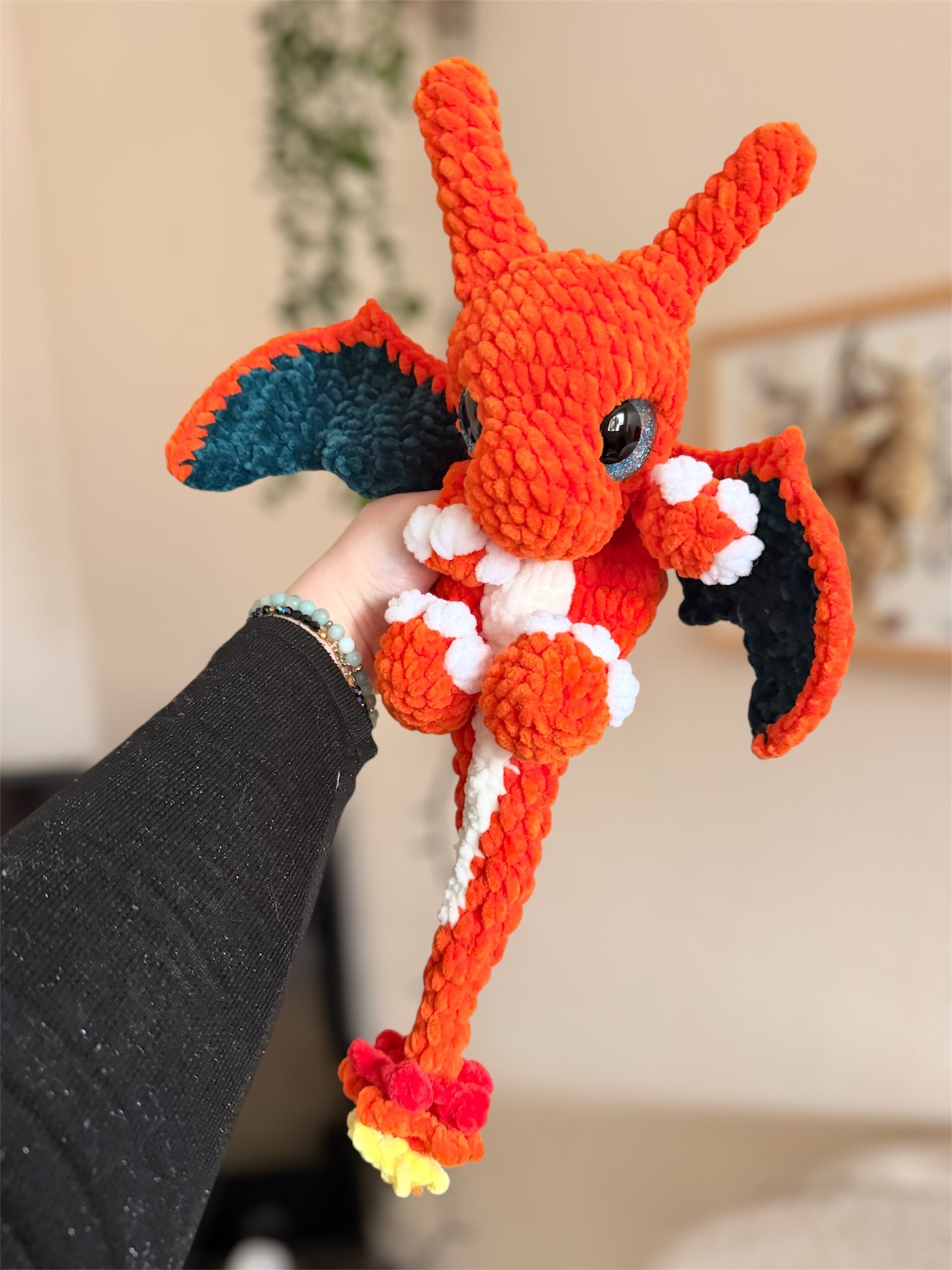 Peluche Dracaufeu (Charizard) au Crochet – Amigurumi Pokémon fait main

Craquez pour cette peluche Dracaufeu (Charizard) au crochet, une création artisanale unique inspirée de l’univers Pokémon et crochetée à la main par mes soins.

Un Pokémon de collection en version crochet

Crochetée avec de laine chenille et de rembourrage ouate certifiés Oeko-Tex, cette peluche Dracaufeu combine douceur inégalable et sécurité. 