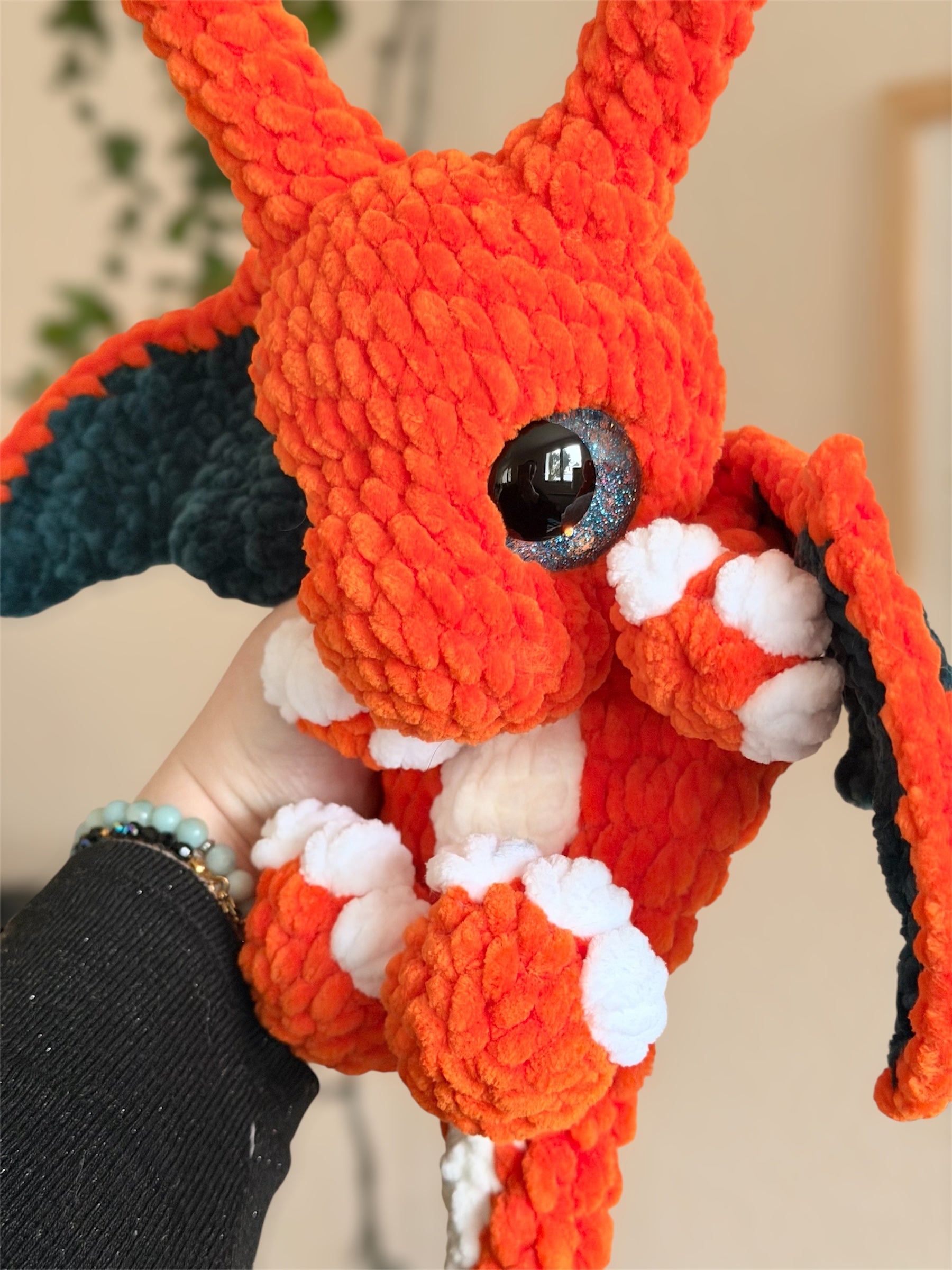 Peluche Dracaufeu (Charizard) au Crochet – Amigurumi Pokémon fait main

Craquez pour cette peluche Dracaufeu (Charizard) au crochet, une création artisanale unique inspirée de l’univers Pokémon et crochetée à la main par mes soins.

Un Pokémon de collection en version crochet

Crochetée avec de laine chenille et de rembourrage ouate certifiés Oeko-Tex, cette peluche Dracaufeu combine douceur inégalable et sécurité. 