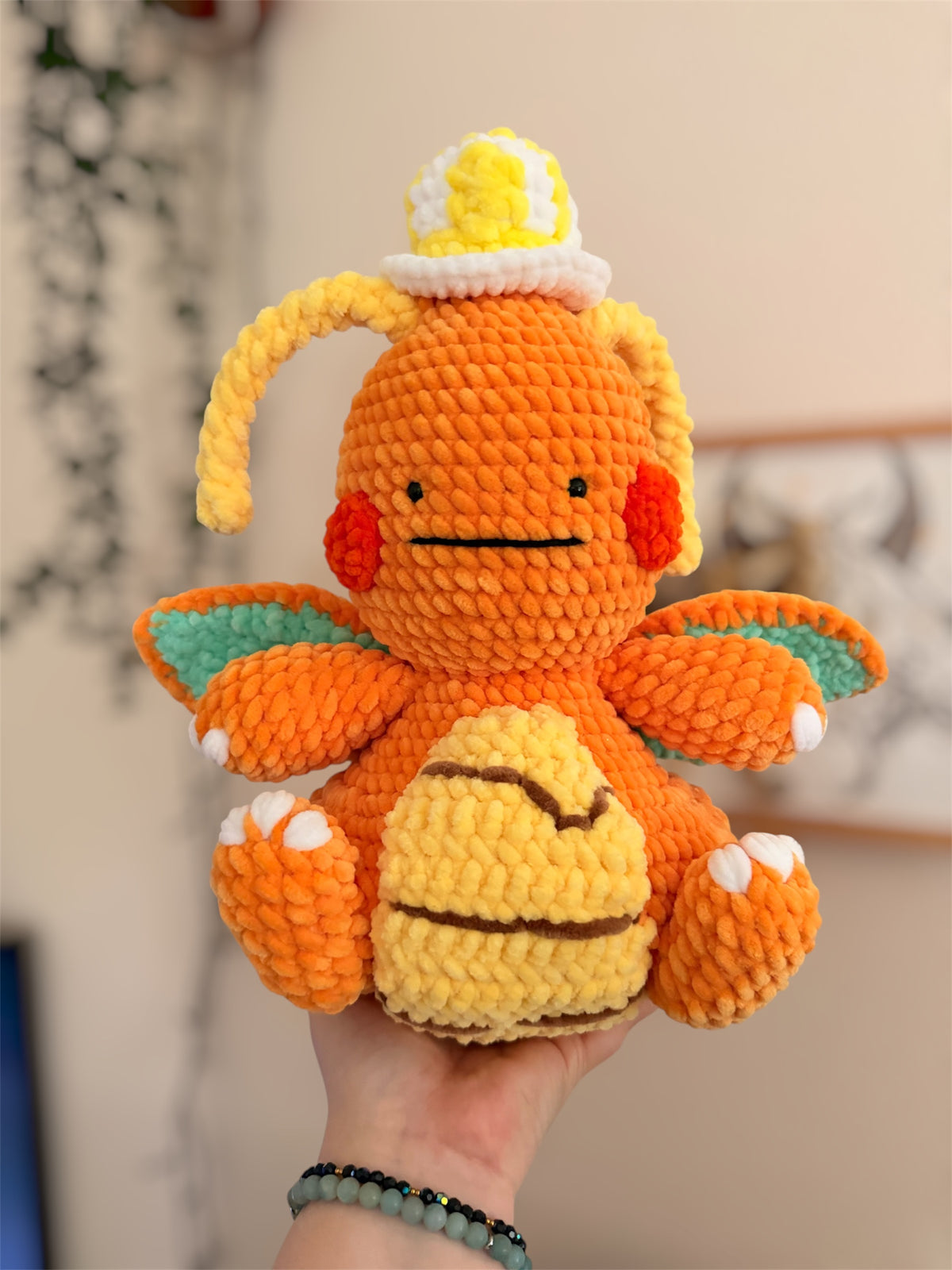 Peluche Dracolosse (Dragonite) au Crochet – Amigurumi Pokémon fait main

Craquez pour cette peluche Dracolosse en crochet, une création artisanale unique inspirée de l’univers Pokémon et crochetée à la main par mes soins. Douce et idéale pour la serrer toute contre soi pour une séance de câlins, cette marmotte électrique ravira les fans de Pokémon !