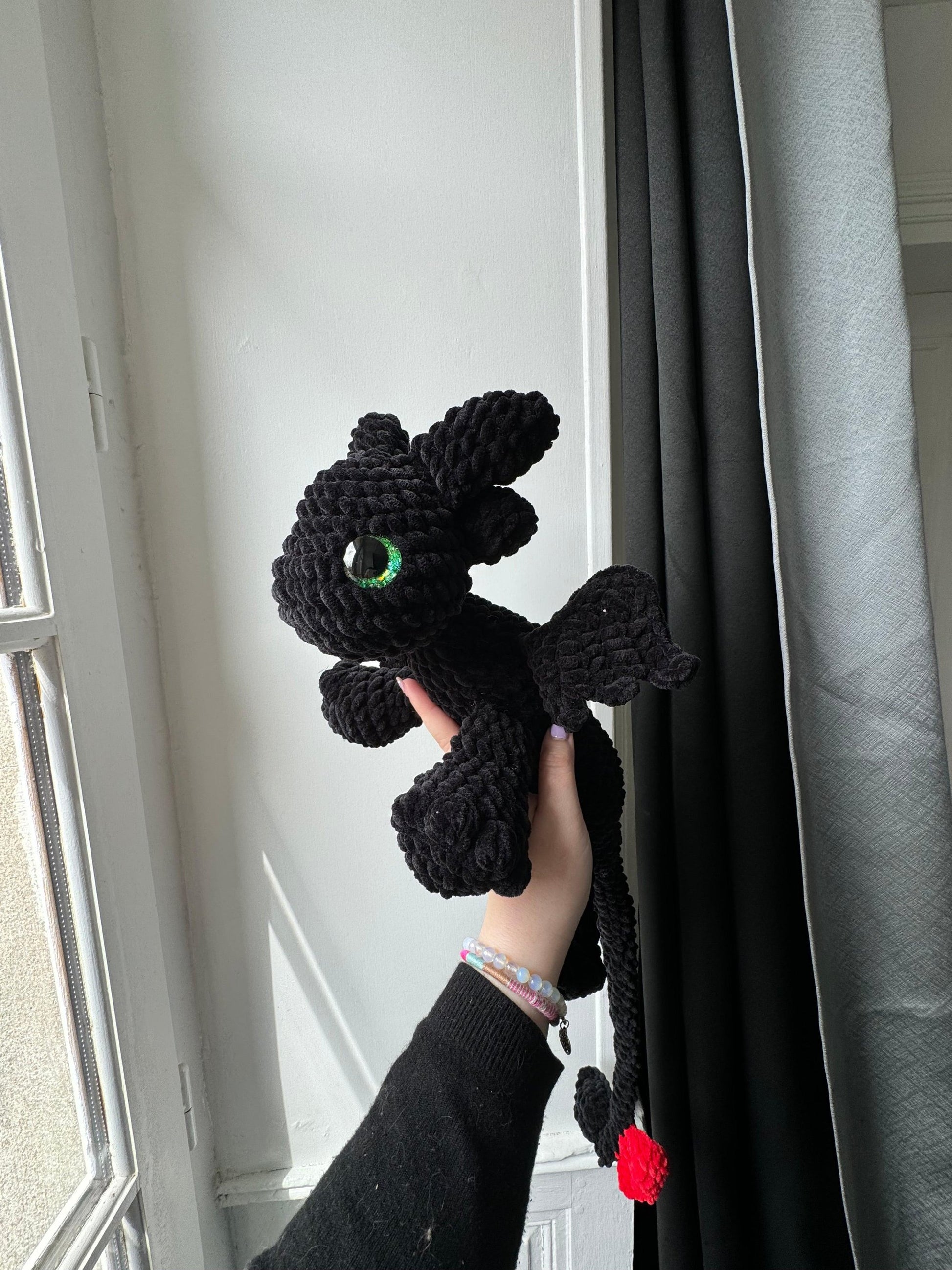 peluche dragon crocmou toothless au crochet grosse peluche parfaite pour les câlins, cadeau idéal pour enfants et geek, fait main en France par une petite créatrice bretonne, fabriqué en laine chenille douce, idées cadeaux pour noël et anniversaire
