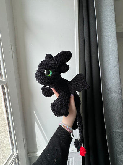 peluche dragon crocmou toothless au crochet grosse peluche parfaite pour les câlins, cadeau idéal pour enfants et geek, fait main en France par une petite créatrice bretonne, fabriqué en laine chenille douce, idées cadeaux pour noël et anniversaire