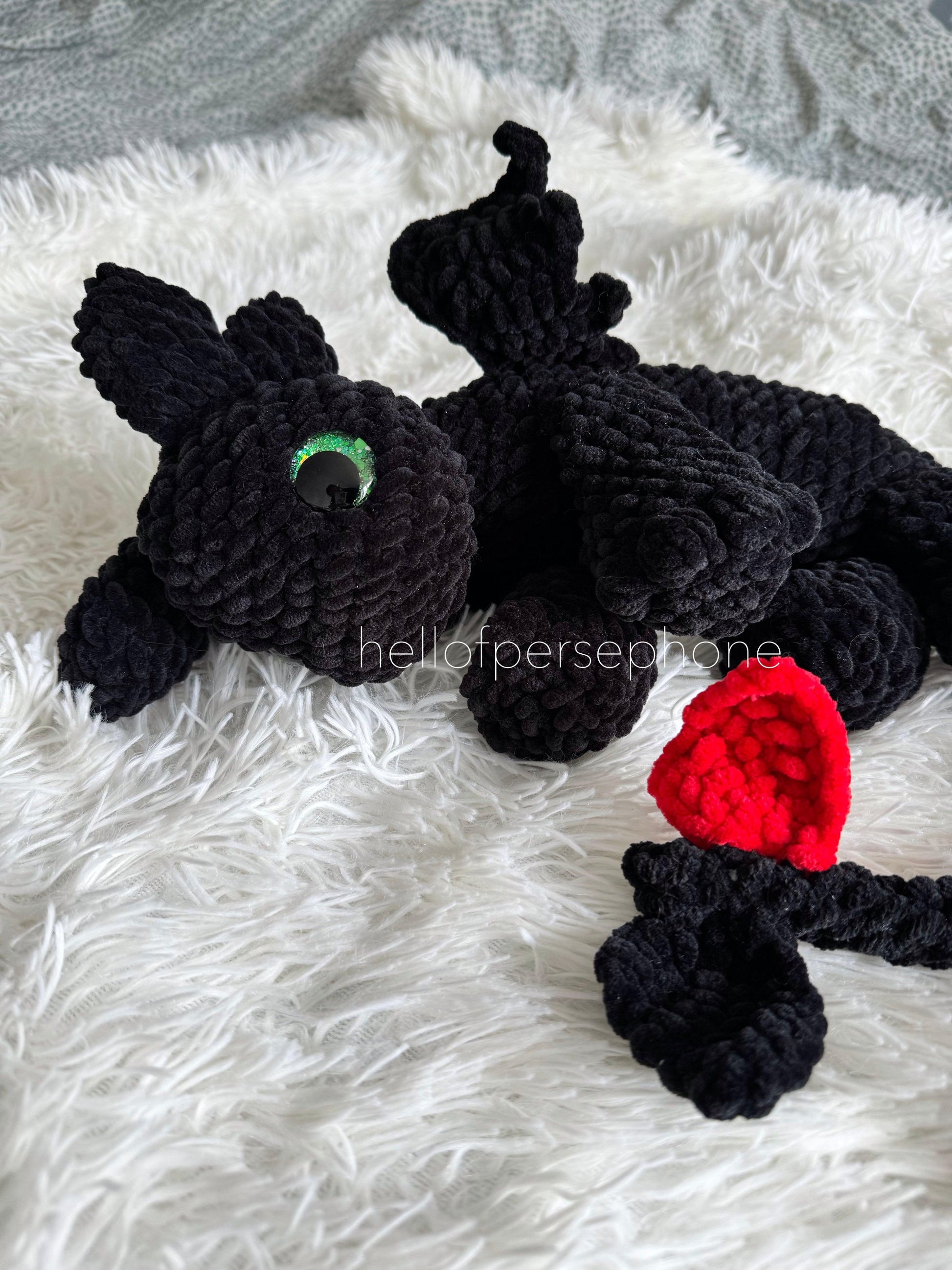 peluche dragon crocmou toothless au crochet grosse peluche parfaite pour les câlins, cadeau idéal pour enfants et geek, fait main en France par une petite créatrice bretonne, idée cadeau original pour noël et anniversaire