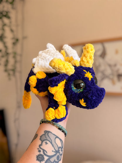 peluche dragon en crochet fait main, amigurumi dragon fait main, peluche dragon bleu couleurs galaxie