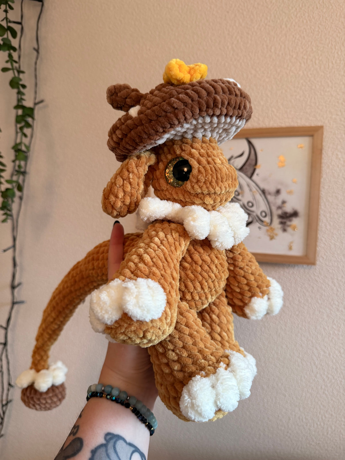Ajoutez une touche de magie à votre quotidien avec cette peluche dragon au crochet, réalisée entièrement à la main dans des tons inspirés de l’automne et de la chasse aux champignons. 🍄

Crochetée avec un fil chenille certifié Oeko-Tex et rembourrée de ouate hypoallergénique, cet amigurumi dragon&nbsp;convient aux collectionneurs comme aux amateurs de dragons et de cottagecore.